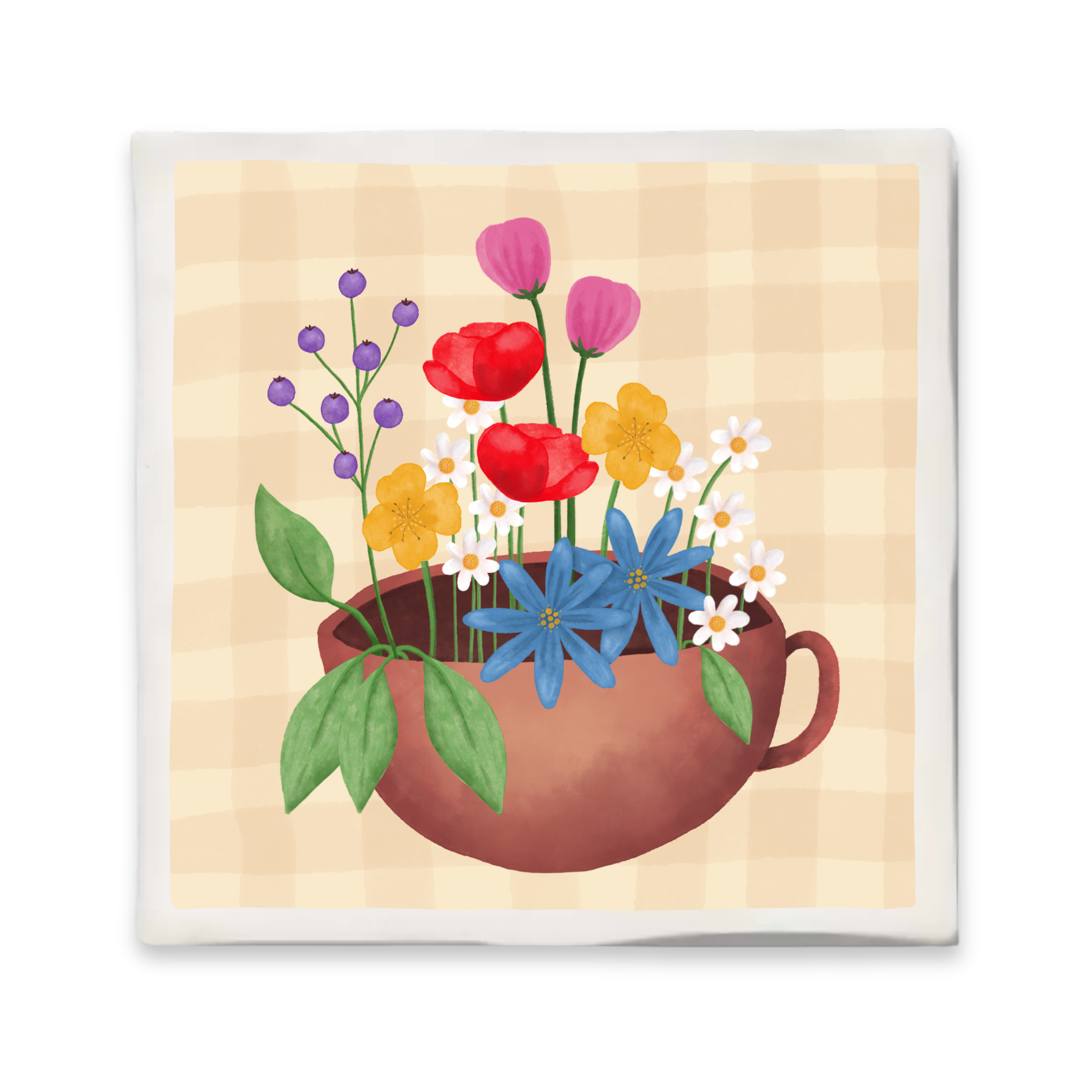 Decoratief keramisch tegeltje met een illustratie van een mok gevuld met kleurrijke bloemen op een beige geruite achtergrond. Formaat 10x10 cm, voorzien van haakje om op te hangen."