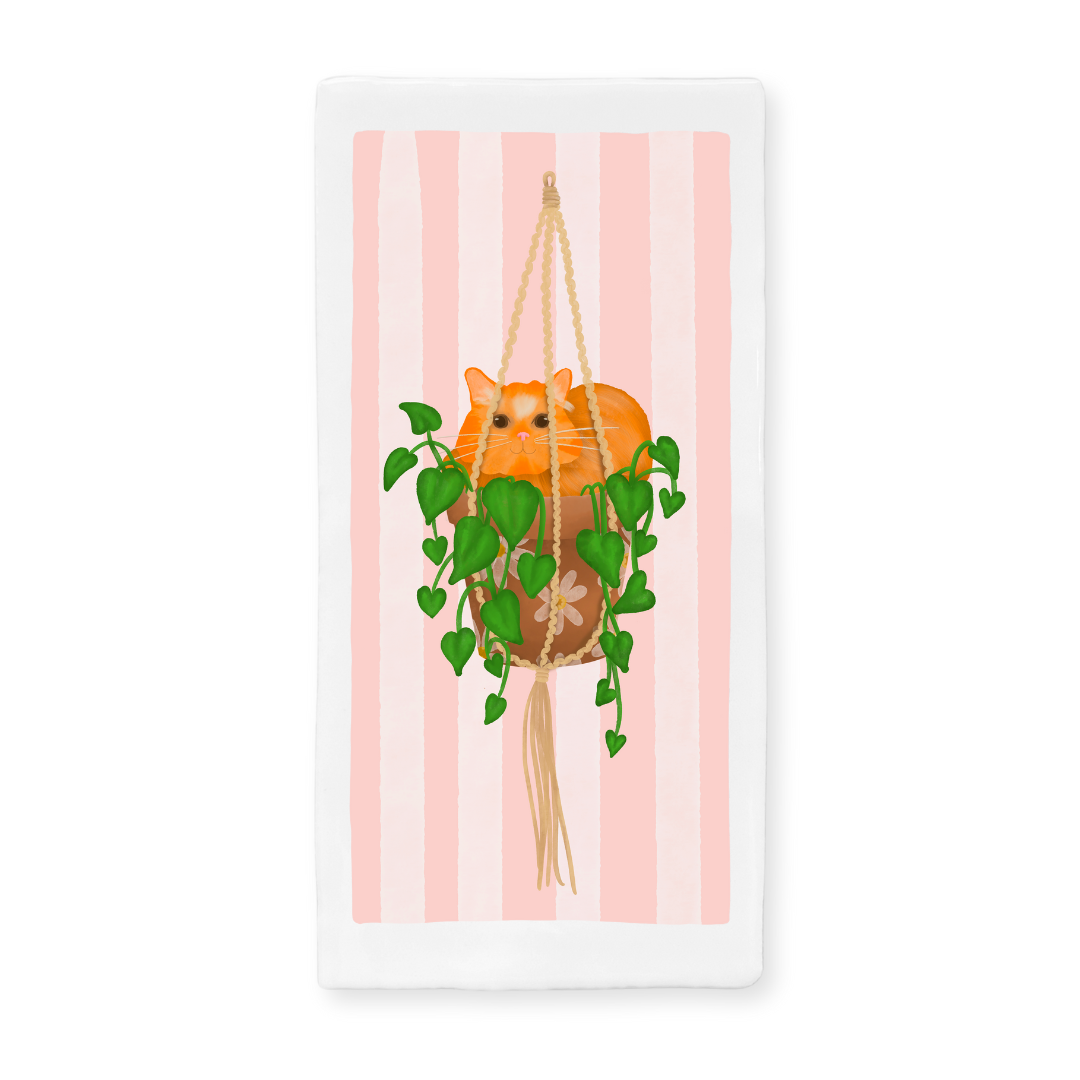 Tegeltje met illustratie van oranje kat in een hangplant op roze gestreepte achtergrond – Bits of Bliss