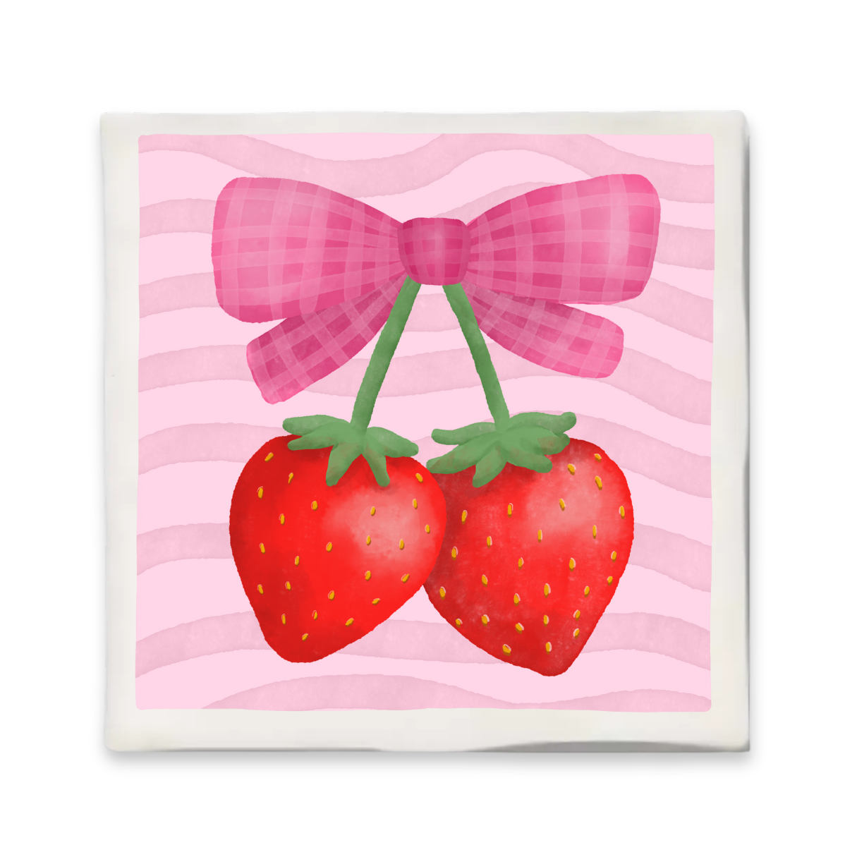 Tegeltje met illustratie van twee rode aardbeien aan groene steeltjes, samengebonden met een roze geruite strik. Achtergrond in roze met golvende strepen.