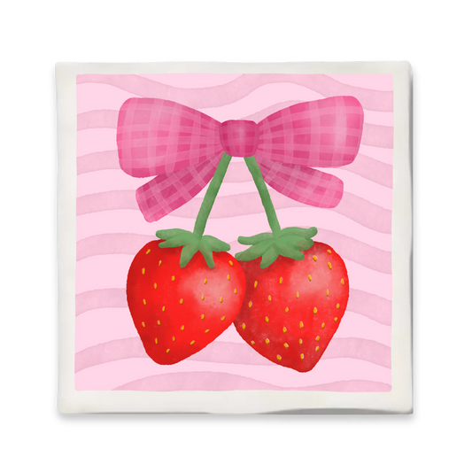 Tegeltje met illustratie van twee rode aardbeien aan groene steeltjes, samengebonden met een roze geruite strik. Achtergrond in roze met golvende strepen.