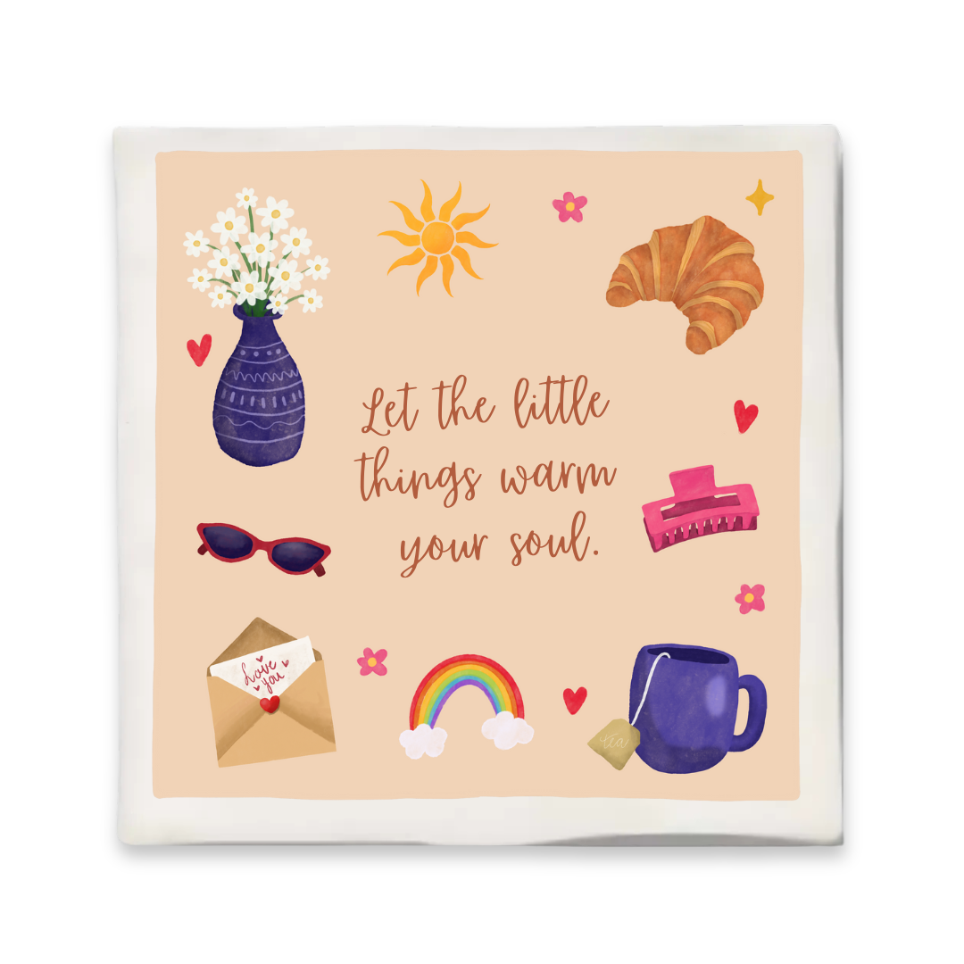 Tegeltje met de quote “Let the little things warm your soul” in het midden, omringd door kleurrijke illustraties van een paarse vaas met bloemen, zon, croissant, haarclip, rode zonnebril, liefdesbrief, regenboog en een paarse mok met theezakje. Zachte perzikkleurige achtergrond met kleine hartjes en bloemetjes.