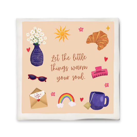 Tegeltje met de quote “Let the little things warm your soul” in het midden, omringd door kleurrijke illustraties van een paarse vaas met bloemen, zon, croissant, haarclip, rode zonnebril, liefdesbrief, regenboog en een paarse mok met theezakje. Zachte perzikkleurige achtergrond met kleine hartjes en bloemetjes.