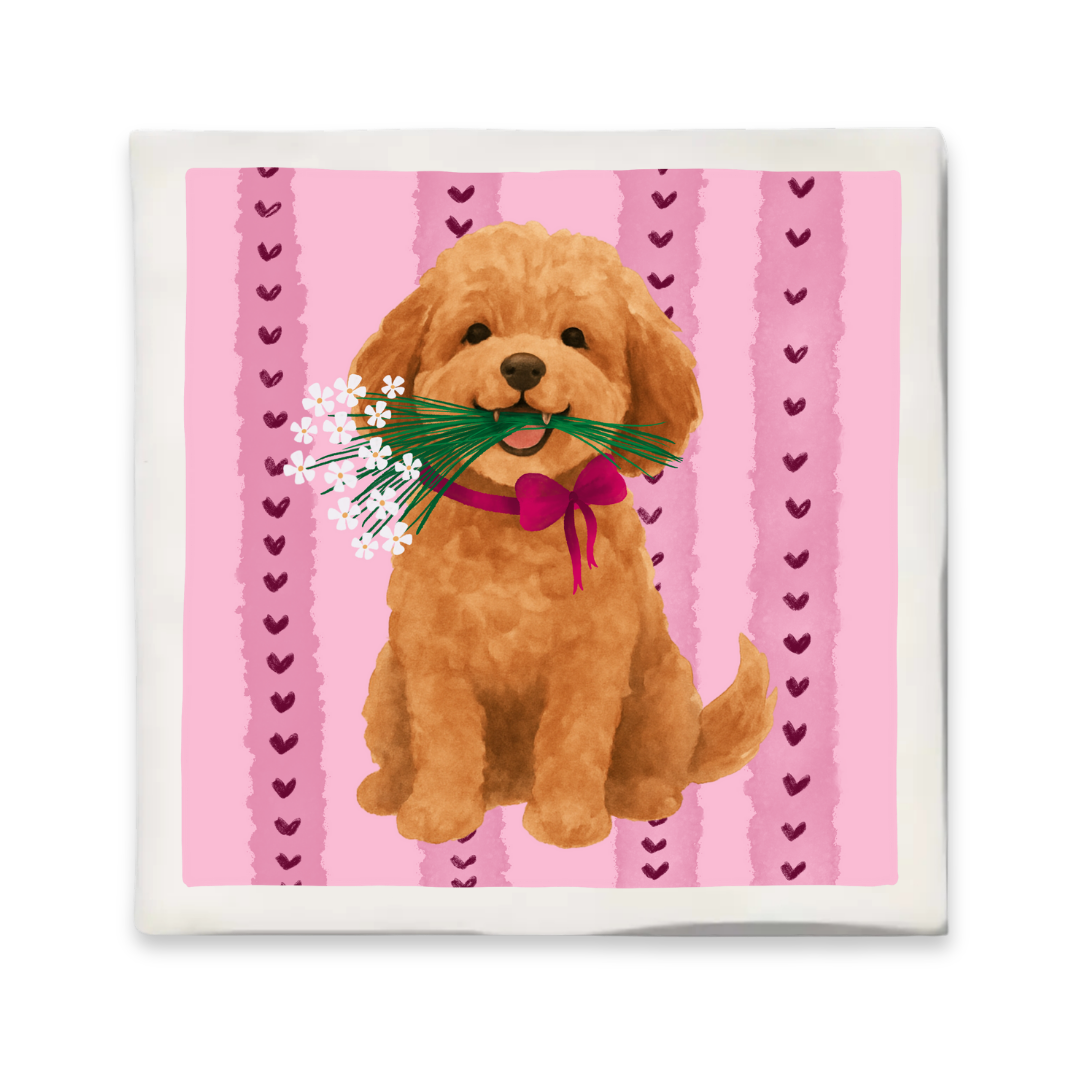 Decoratief tegeltje met illustratie van labradoodle hond met bloemetjes in zijn bek en een roze strik om zijn nek