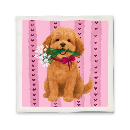 Decoratief tegeltje met illustratie van labradoodle hond met bloemetjes in zijn bek en een roze strik om zijn nek