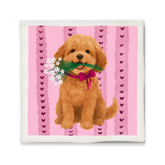 Decoratief tegeltje met illustratie van labradoodle hond met bloemetjes in zijn bek en een roze strik om zijn nek